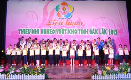 Liên hoan thiếu nhi nghèo vượt khó tỉnh năm học 2011-2012